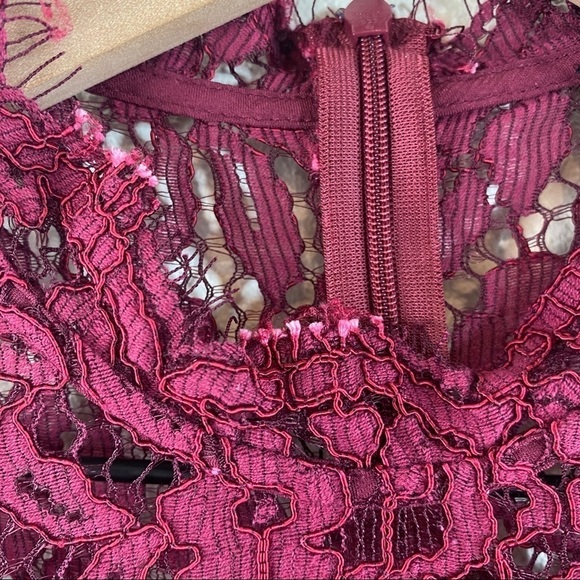 Bardot Sienna Lace Bell Sleeve Sheath Dress Size 4 - Picture 8 of 10